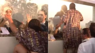 இண்டிகோ சேவை ரத்து.. கவுண்டரில் ஏறி நின்று வெளிநாட்டு பெண் பயணி வாக்குவாதம்.. வீடியோ!!