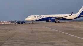 முற்றிலும் நிறுத்தப்பட்ட விமான சேவை.. கோவையில் ஓரமாக நின்ற இண்டிகோ விமானம்!