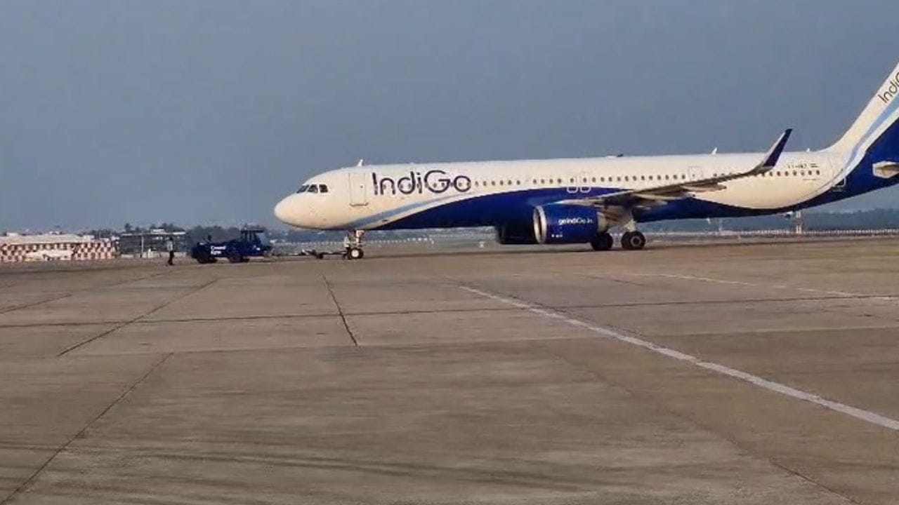 முற்றிலும் நிறுத்தப்பட்ட விமான சேவை.. கோவையில் ஓரமாக நின்ற இண்டிகோ விமானம்! முற்றிலும் நிறுத்தப்பட்ட விமான சேவை.. கோவையில் ஓரமாக நின்ற இண்டிகோ விமானம்!