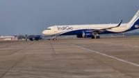 கோவையில் ஓரமாக நின்ற இண்டிகோ விமானம்!...
