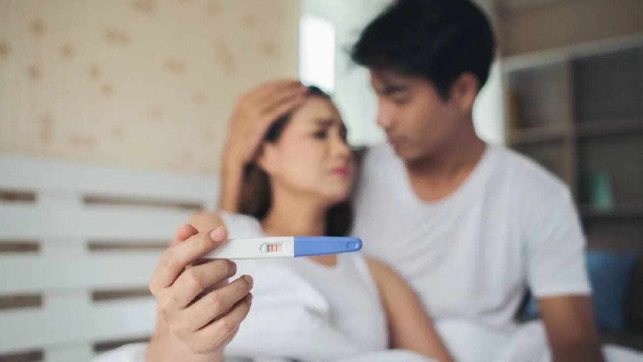 ஊட்டச்சத்து நிறைந்த உணவுகளை நீங்கள் சாப்பிடும்போது, உங்கள் கருவுறுதல் மேம்படும் மற்றும் ஹார்மோன்கள் சமநிலையில் இருக்கும். பேரிச்சம்பழத்தில் இரும்பு மற்றும் தாதுக்கள் போன்ற பல்வேறு ஊட்டச்சத்துக்கள் உள்ளன, அவை உங்கள் உடலில் ஹார்மோன் அளவைக் கட்டுப்படுத்த உதவுகின்றன.