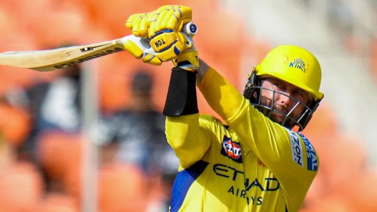 பிசிசிஐ-யின் பட்டியலில் செட் 1-ல் முதல் பெயர் நியூசிலாந்து பேட்ஸ்மேன் டெவோன் கான்வே, இந்த சீசனில் சென்னை சூப்பர் கிங்ஸ் அவரை வெளியிட்டது. கான்வேயின் அடிப்படை விலை ₹2 கோடி. இருப்பினும், மோசமான ஃபார்மில் போராடி வரும் கான்வேயை எந்த அணியும் ஏலம் எடுப்பது சாத்தியமில்லை. (புகைப்படம்: PTI)