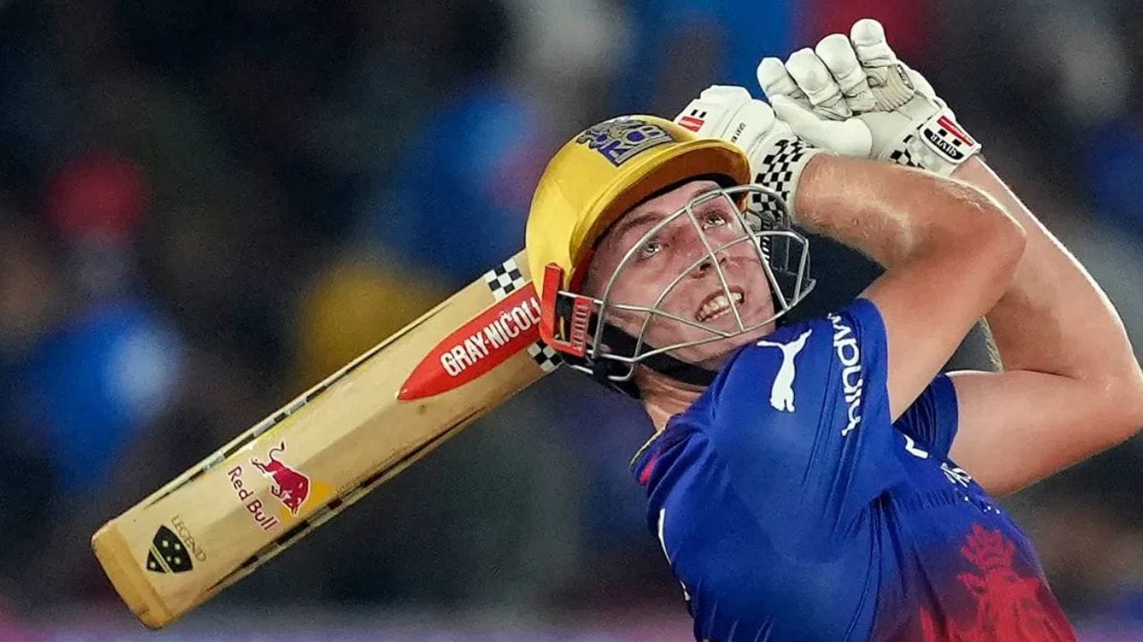 மூன்றாவது இடத்தில் ஆஸ்திரேலியாவின் நட்சத்திர ஆல்ரவுண்டர் கேமரூன் கிரீன் உள்ளார், அவர் தன்னை ஒரு பேட்ஸ்மேனாக மட்டுமே பதிவு செய்துள்ளார். ஐபிஎல்லில் மூன்று சீசன்களுக்கு முன்பு ₹17.50 கோடிக்கு (17.50 கோடி) விற்கப்பட்ட கிரீன், காயம் காரணமாக கடந்த ஆண்டு மெகா ஏலத்தில் பங்கேற்கவில்லை. இருப்பினும், இந்த முறை அவர் ₹2 கோடி (20 மில்லியன்) அடிப்படை விலையுடன் களத்தில் உள்ளார், மேலும் அவர் மிகவும் விலையுயர்ந்த வீரராகவும் நிரூபிப்பார் என்பது உறுதியாகத் தெரிகிறது. (புகைப்படம்: PTI)