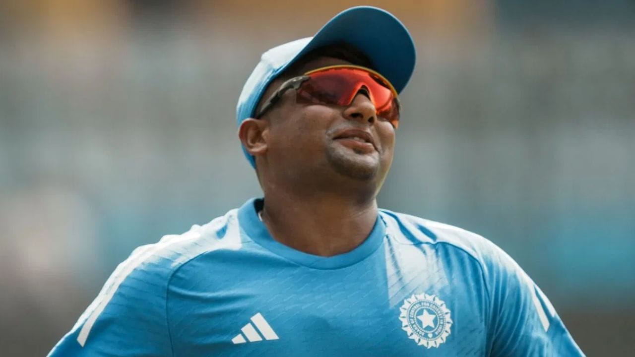 நான்காவது இடத்தில் இந்திய பேட்ஸ்மேன் சர்ஃபராஸ் கான் உள்ளார், கடந்த ஏலத்தில் அவரை எந்த அணியும் வாங்கவில்லை. டெல்லி கேபிடல்ஸ் அணியில் கடைசியாக இடம்பெற்ற சர்ஃபராஸ், ₹75 லட்ச அடிப்படை விலையுடன் ஏலத்தில் நுழைகிறார். இந்த முறை யாராவது அவரை வாங்குவார்களா என்பதைப் பார்க்க வேண்டும். (புகைப்படம்: PTI)