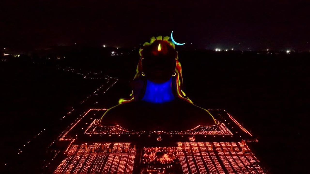 திருக்கார்த்திகை தீபம் தமிழ்நாடு முழுவதும் வெகு விமரிசையாக கொண்டாடப்பட்டது. அந்த வகையில் ஈஷா யோகா மையத்தில் தீபம் ஏற்றி கொண்டாடப்பட்டது.