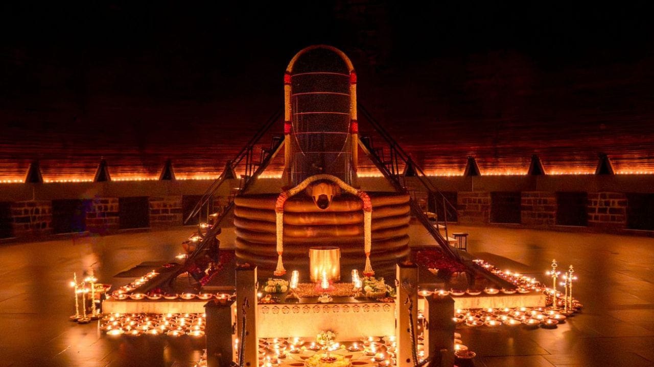 பல ஆயிரக்கணக்கான விளக்குகள் ஒரே இடத்தில் ஏற்றப்பட்டதால் இந்த காட்சி பார்ப்பவர்களை கவர்ந்தது