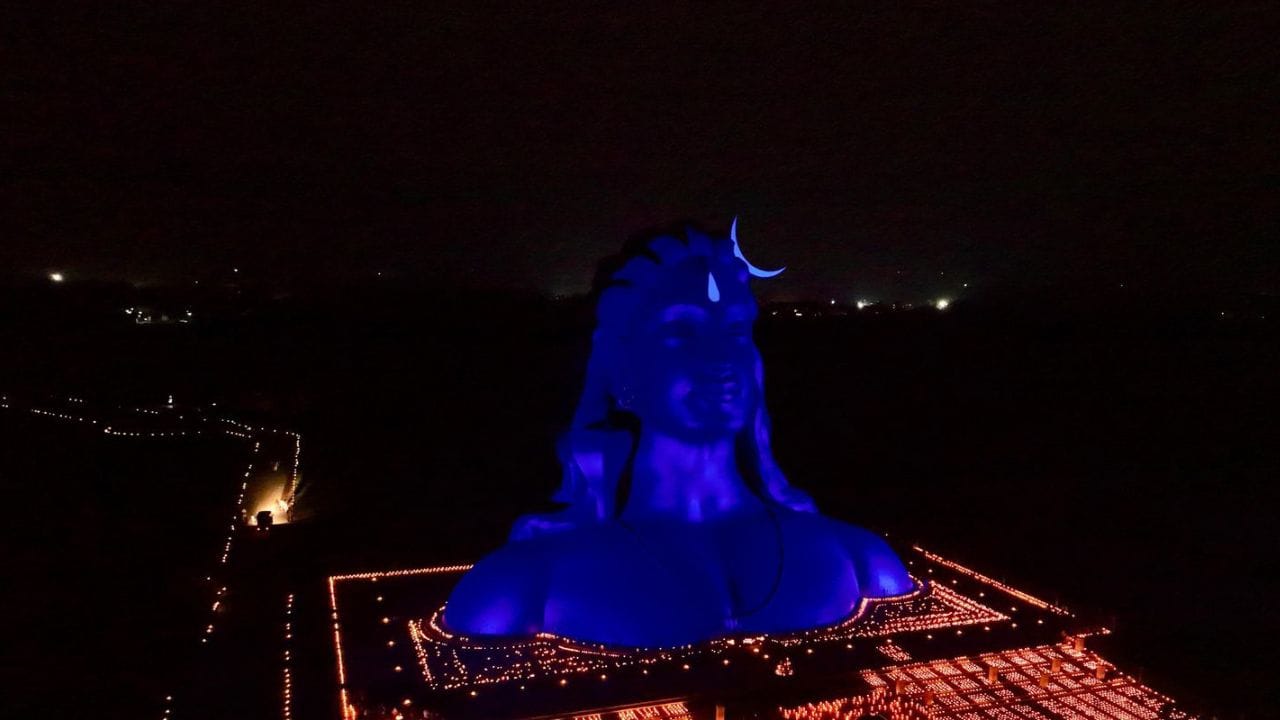 ஆதியோகி சிலையானது எப்போதும் ஸ்பெஷலானது. இந்த கார்த்திகை தீபம் நாளிலும் ஆதியோகி சிலை ஸ்பெஷலாக இருந்தது. அந்த சிலை லேசர் வண்ண விளக்குகளால் ஜொலிக்க வைக்கப்பட்டன.