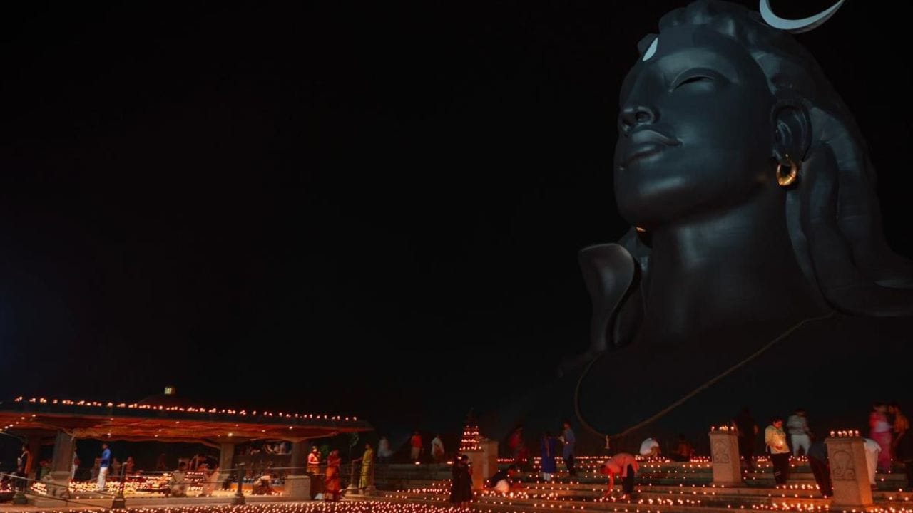 திருக்கார்த்திகை திருநாளை முன்னிட்டு ஈஷா யோக மையத்தில் தீபம் ஏற்றப்பட்டது