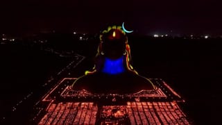 Isha Yoga Center: தீபங்களால் ஜொலித்த ஈஷா.. லேசரின் மின்னிய ஆதியோகி!