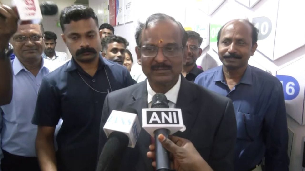 IISF2025 நிகழ்வில் புது புது கண்டுபிடிப்புகள்.. பார்வையிட்ட இஸ்ரோ வி. நாராயணன்! IISF2025 நிகழ்வில் புது புது கண்டுபிடிப்புகள்.. பார்வையிட்ட இஸ்ரோ வி. நாராயணன்!