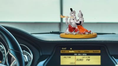 காரில் கிருஷ்ணர் சிலை வைக்கப்போறீங்களா?. இதை தெரிஞ்சுக்கோங்க!