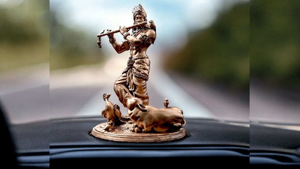 ஏர்பேக் இருக்கும் பகுதிக்கு அருகில் வைக்க கூடாது. அவ்வாறு வைப்பதன் மூலம், ஏர்பேக் திறக்கும்போது, சிறிய சிலை கூட வேகமாக பறந்து காயப்படுத்தும் அபாயம் உண்டு.டாஷ்போர்டில் மிக அதிகமாக பொருட்களை சேர்க்காதீர்கள், ஒரு சிலை போதுமானது. அதிக மலர் மாலைகள், ஸ்டிக்கர்கள், பல தெய்வங்களின் சிலைகள் என இவை அனைத்தும் குழப்பத்திற்க்கும், கவனச்சிதறலுக்கும் காரணமாக அமையும்.