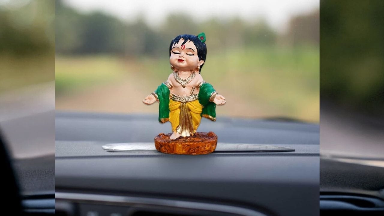 காரில் தூசி வேகமாக தேங்கும். வீட்டில் தேவையான இடத்தைப் போல, காரின் டாஷ்போர்டையும் வாரம் ஒருமுறை சுத்தம் செய்வது நல்லது. அதேபோல், பிரேக் அடிக்கும் நேரம், பாதை குழிவுகள், திடீர் திருப்பங்கள்.இவை அனைத்தும் சிலையை கவிழ்த்துவிடலாம். எனவே சிலை இறுக்கமாகக் இருப்பதை உறுதி செய்யுங்கள். காருக்குள் தூபம், தீபம் ஏற்றுவது பாதுகாப்புக்கு ஆபத்து. ஆன்மீக செயல்களை வீட்டில்தான் செய்ய வேண்டும்.