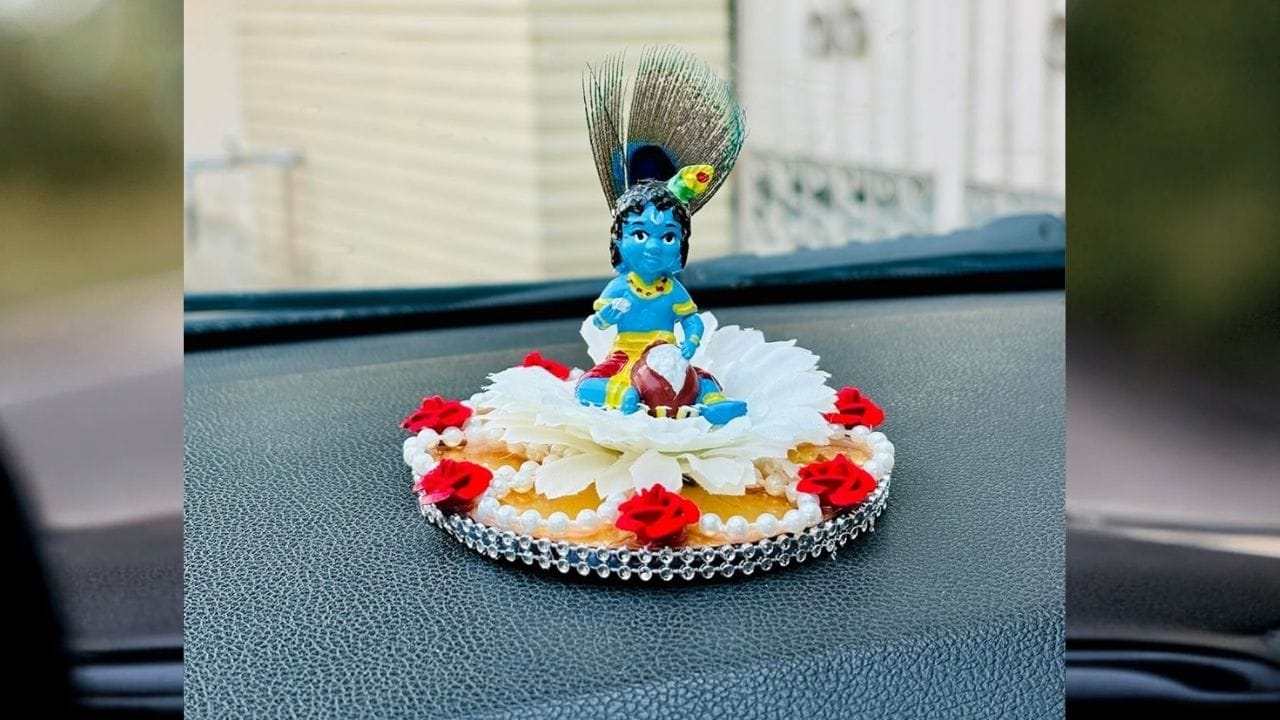 காரில் வெப்பம் அதிகமாக இருக்கும், அதிர்வு மற்றும் குலுக்கலும் அதிகம் ஏற்படும். அதனால் சிறிய அளவில் வலுவான, விரைவில் சேதமடையாத ஒரு சிலையைத் தேர்வு செய்வது நல்லது. சிலையை எங்கு வைப்பது என்பது அதே அளவு முக்கியம். அது ஓட்டுனரின் முன் பார்வையை மறைக்கக்கூடாது. பொதுவாக பலர் நடுவே வைப்பார்கள்; ஆனால் அது தடையாக இருந்தால் சிறிது பக்கமாக மாற்றுங்கள். அத்துடன், சிலை நகராமல் இருக்க வலுவான அடிப்பகுதியை பயன்படுத்துவது அவசியம்.