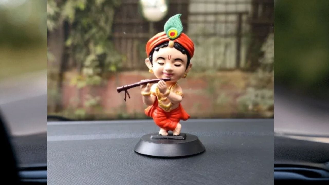 காரில் கிருஷ்ணர் சிலை வைப்பது என்பது பலருக்கும் ஒரு ஆன்மீக நிம்மதியையும், பாதுகாப்பு உணர்வையும் அளிக்கிறது. அது வெறும் டாஷ்போர்டில் சிலை வைப்பது மட்டுமல்ல; வீட்டில் எப்படி மரியாதையுடன் வைத்திருக்கிறோமோ, அதுபோலவே காரிலும் கவனமாக வைத்திருக்க வேண்டும். காரில் கிருஷ்ணர் சிலை வைக்க விரும்புபவர்கள், கீழே கொடுக்கப்பட்டுள்ள எளிய வழிகாட்டுதல்களைப் பின்பற்றலாம்.