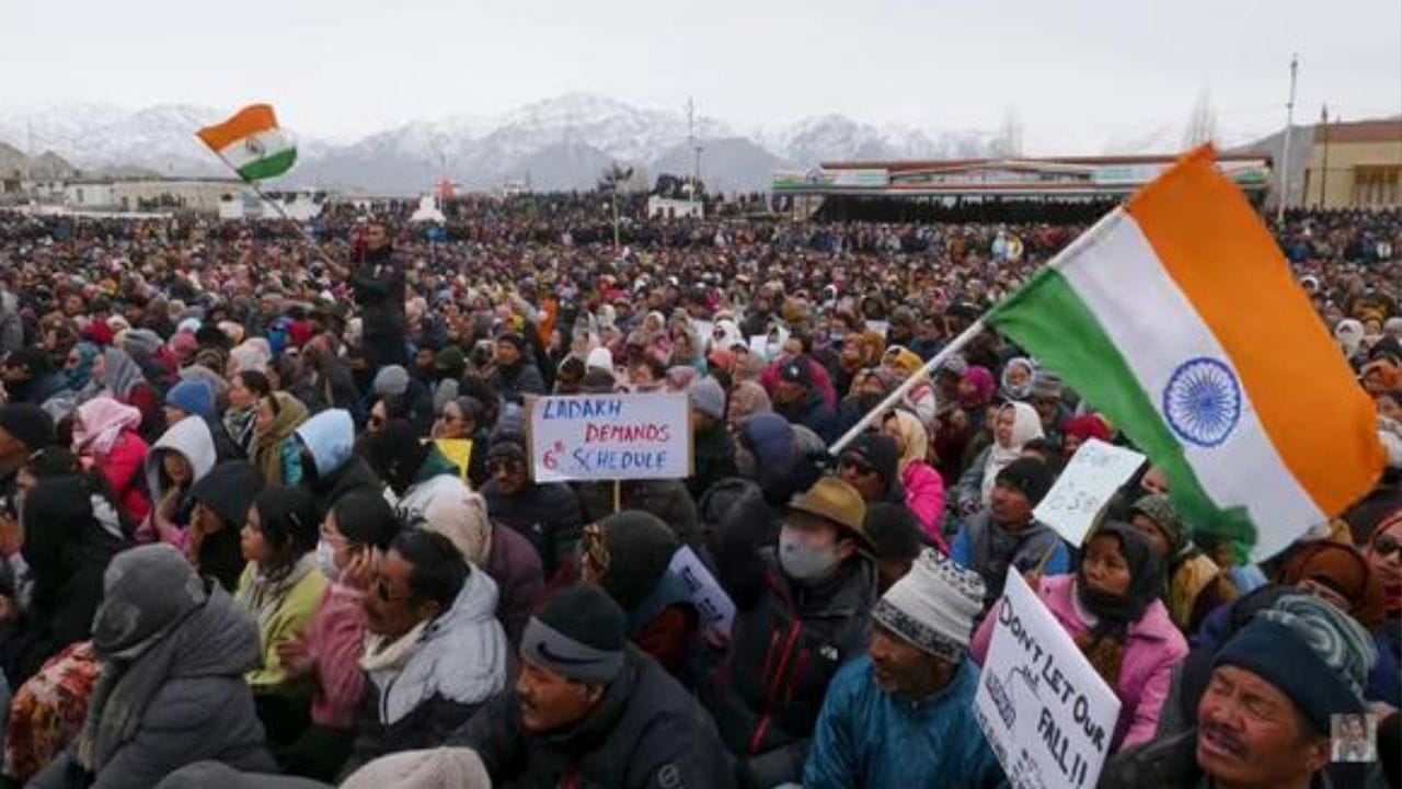 இந்தியாவில், தனி யூனியன் பிரதேசமான லடாக்கில் மாநில அந்தஸ்து, சிறப்பு அதிகாரம் கோரி போராட்டங்கள் வெடித்ததைத் தொடர்ந்து, செப்டம்பர் மாதம் அங்கு ஒரு கொந்தளிப்பான காலகட்டம் நிலவியது. அந்தப் போராட்டங்கள் வன்முறையாக மாறியதில், நான்கு பொதுமக்கள் உயிரிழந்தனர் மற்றும் பலர் காயமடைந்தனர். இது, போராட்டங்களின் முன்னணியில் இருந்த பிரபல விஞ்ஞானியும் ஆர்வலருமான சோனம் வாங்சுக்கின் கைதுக்கும் வழிவகுத்தது. அங்கு இணைய சேவைகள் துண்டிக்கப்பட்டதுடன், அப்பகுதியில் ஊரடங்கு உத்தரவும் பிறப்பிக்கப்பட்டது.
