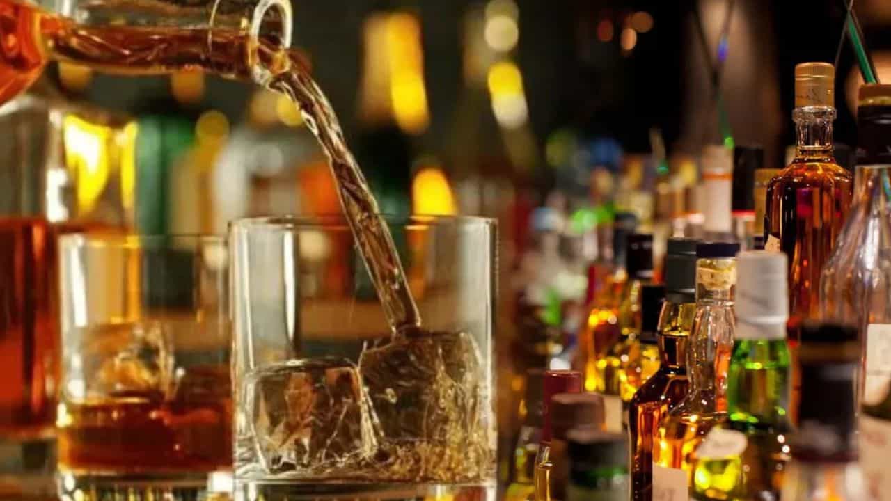 புத்தாண்டு...மதுக்கடையில் குவிந்துள்ள மதுபானங்கள்...மது பிரியர்களே என்ஜாய்!