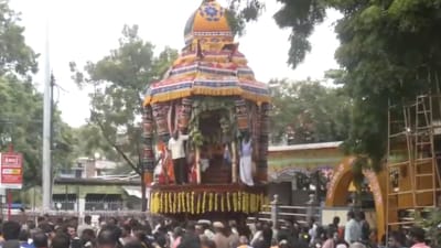 கார்த்திகை தீபம்: திருப்பரங்குன்றம் முருகன் கோயிலில் தேர் ஊர்வலம்