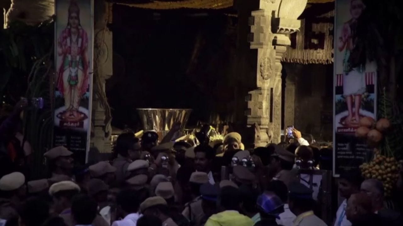 ஏற்றபட்ட கார்த்திகை தீபம்.. உருகி வழிபட்ட பக்தர்கள்..! ஏற்றபட்ட கார்த்திகை தீபம்.. உருகி வழிபட்ட பக்தர்கள்..!