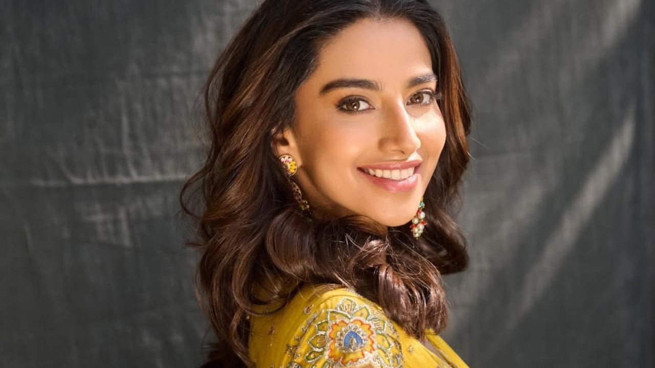 தென்னிந்திய சினி்மாவில் குறுகிய காலத்திலேயே ரசிகர்களிடையே பிரபலமானவர் மீனாட்சி சௌத்ரி. இவர் ஹரியானா மாநிலத்தை சேர்ந்தவர். 
