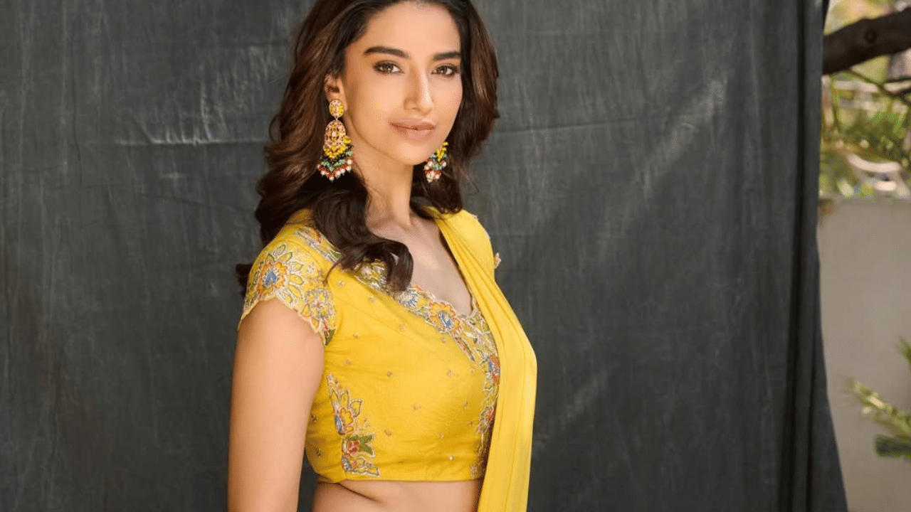 இந்த நிலையில் தெலுங்கில் இவர் நடித்த ஹிட் - தி செண்ட் கேஸ் திரைப்படம் வெற்றிபெற்றது. இதனையடுத்து இவருக்கு வாய்ப்புகள் குவிந்தன.