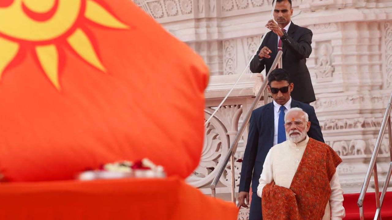 உத்தரபிரதேச மாநிலம் அயோத்தியில் உள்ள ஸ்ரீ ராம் ஜன்மபூமி மந்திர் கோபுரத்தில் பிரதமர் மோடி காவி கொடி ஏற்றி சிறப்பித்தார் (All Photos :  narendramodi.in)