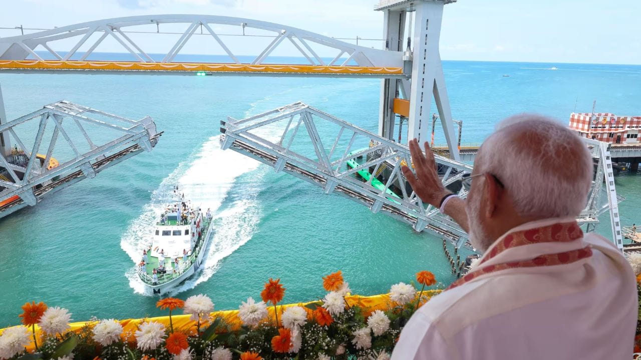 தமிழ்நாட்டில் உள்ள ராமேஸ்வரத்தில் பாம்பன் பாலத்தை திறந்து வைத்த பிரதமர் மோடி