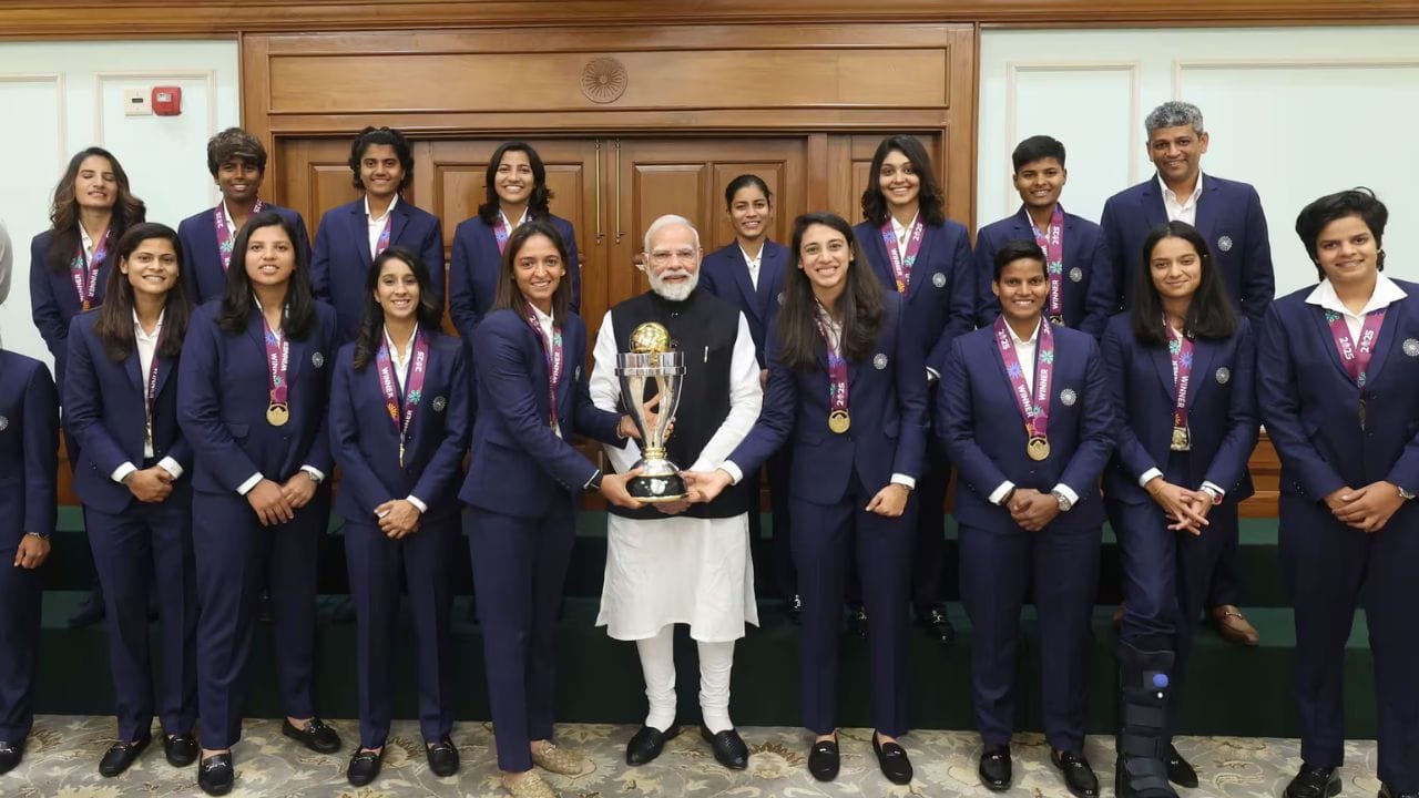 உலகக் கோப்பையை வென்ற இந்திய மகளிர் கிரிக்கெட் அணி வீராங்கனைகளுடன் பிரதமர் மோடி புகைப்படம் எடுத்துக்கொண்டார்.