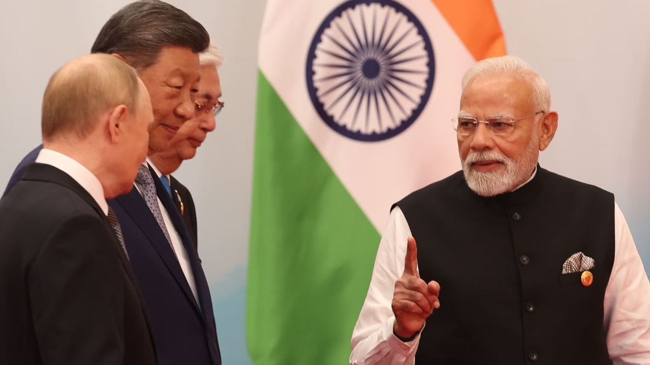 சீனாவின் தியான்ஜினில் நடைபெறும் 2025 ஆம் ஆண்டுக்கான ஷாங்காய் ஒத்துழைப்பு அமைப்பின் உச்சி மாநாட்டில் பிரதமர் மோடி, சீன அதிபர் ஷி ஜின்பிங் மற்றும் ரஷ்ய அதிபர் புதின் ஆகியோர்.