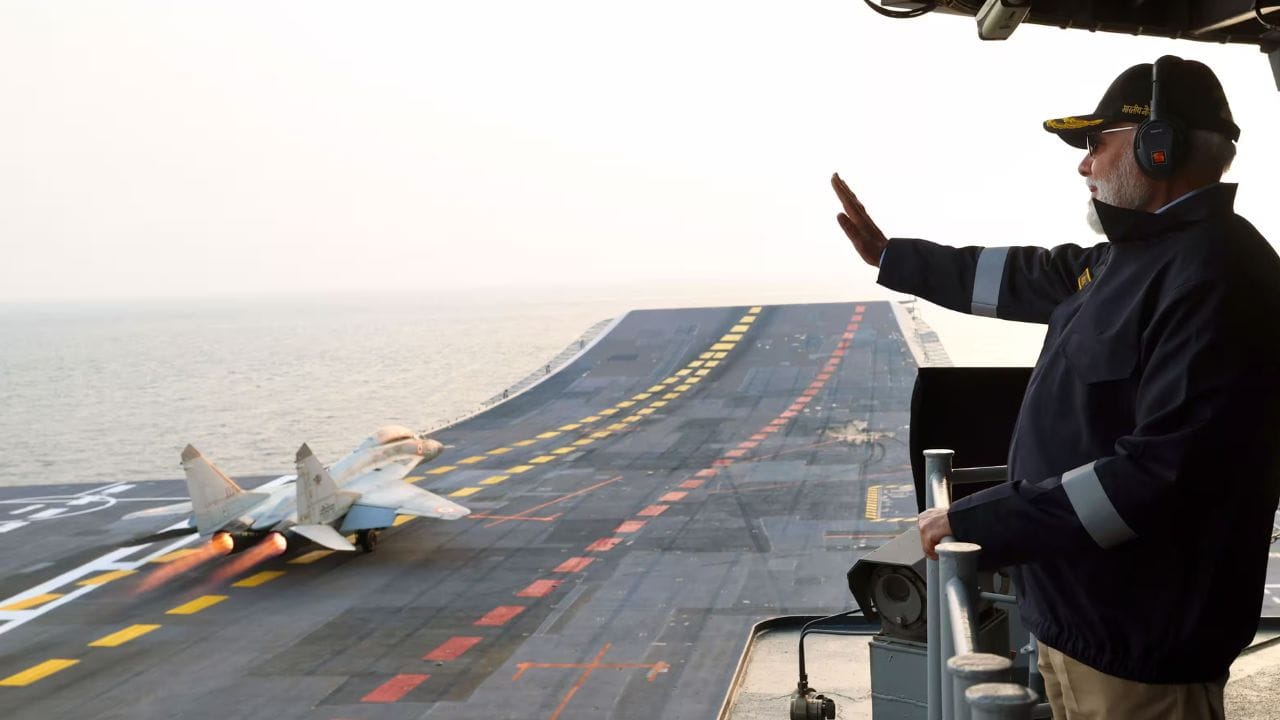 கோவாவில் உள்ள ஐஎன்எஸ் விக்ராந்த் போர்க்கப்பலில் இருந்து பிரம்மாண்டமான விமானப்படை சாகச நிகழ்ச்சியைக் கண்டுகளித்த பிரதமர் மோடி கையசைத்தார்.