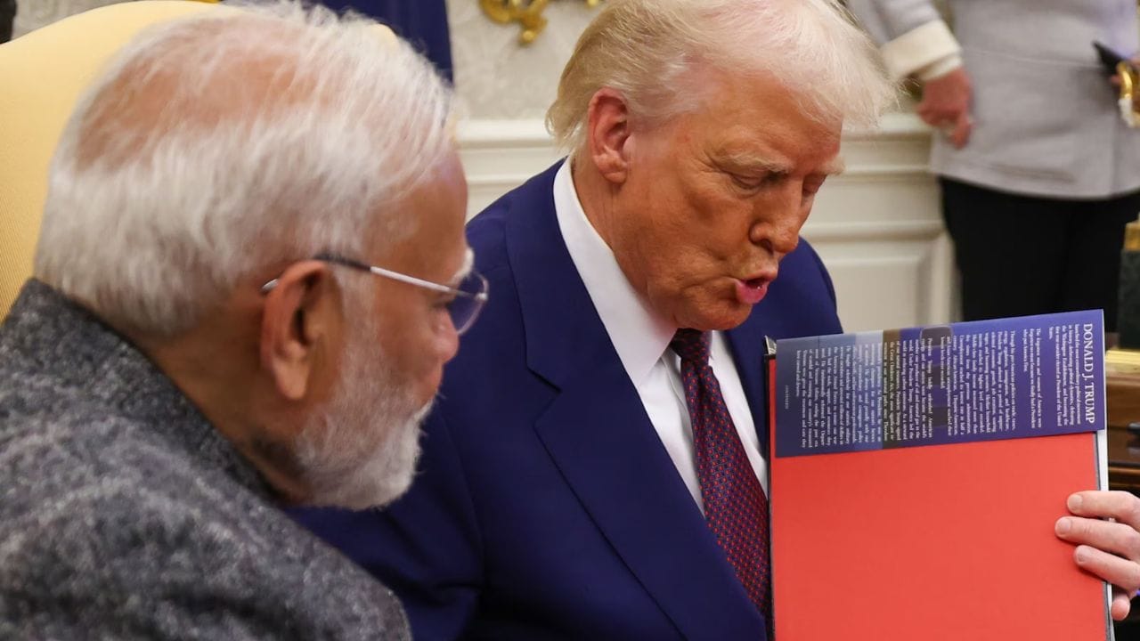 வெள்ளை மாளிகையில் பிரதமருக்கு ஒரு புத்தகத்தைப் பரிசளிக்கும்போது, ​​அமெரிக்க ஜனாதிபதி  டொனால்ட் டிரம்ப்