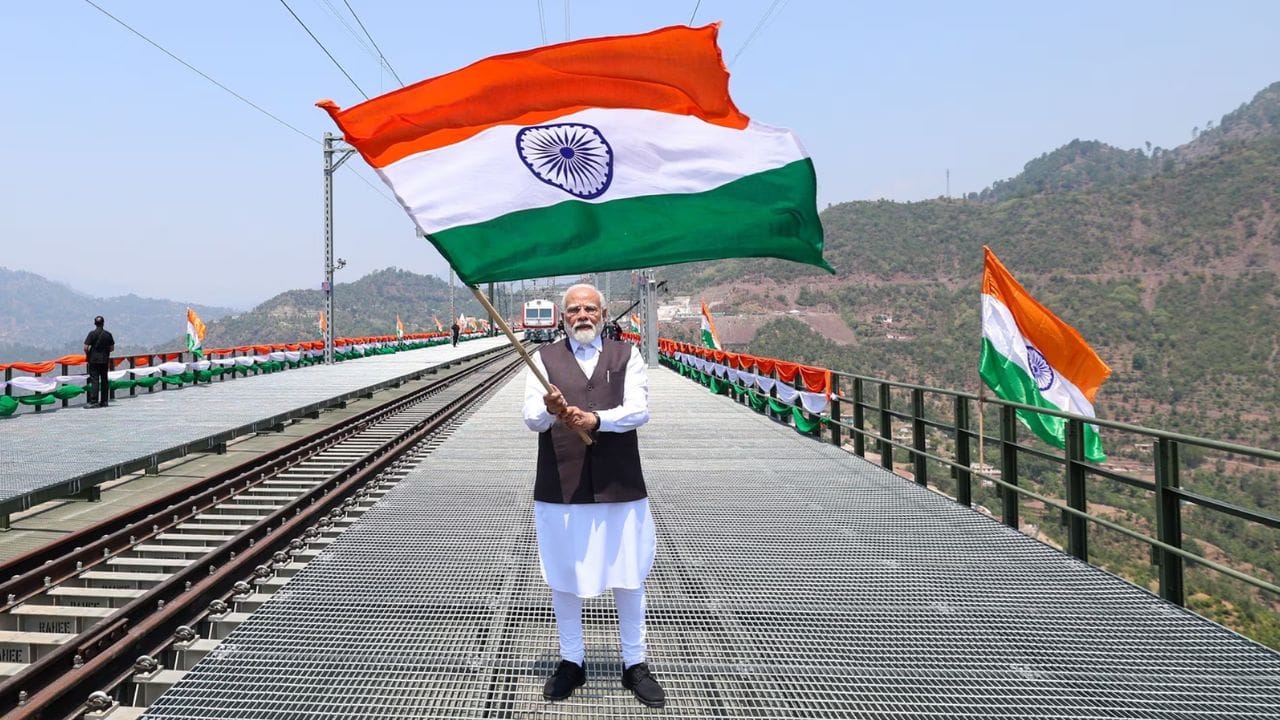 ஜம்மு காஷ்மீரில் உள்ள செனாப் பாலத்திற்குச் சென்ற பிரதமர் மோடி தேசியக் கொடியை அசைத்தார்.