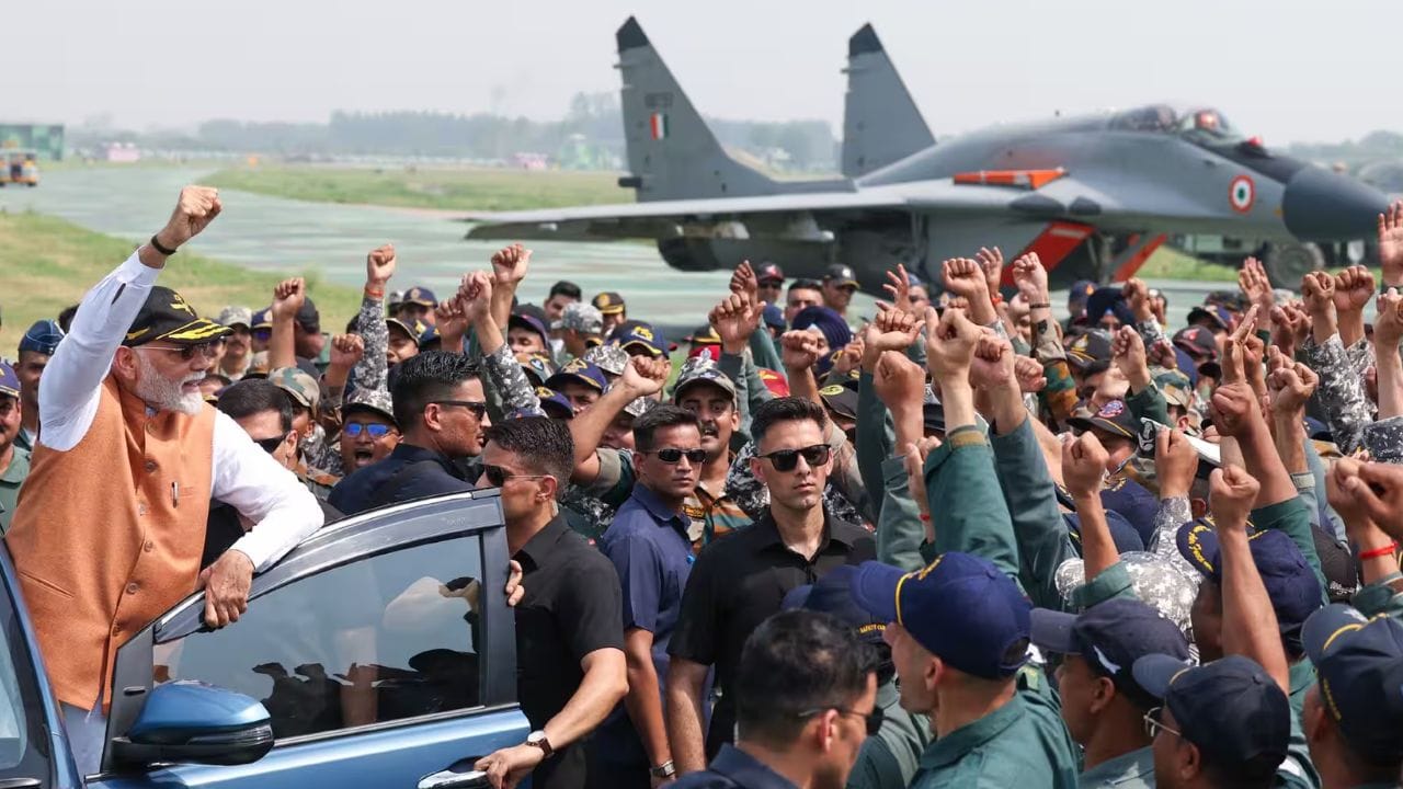 ஆபரேஷன் சிந்தூரின் வெற்றிக்குப் பிறகு, பிரதமர் மோடி பஞ்சாபில் உள்ள ஆதம்பூர் விமானப்படைத் தளத்திற்குச் சென்றார்.