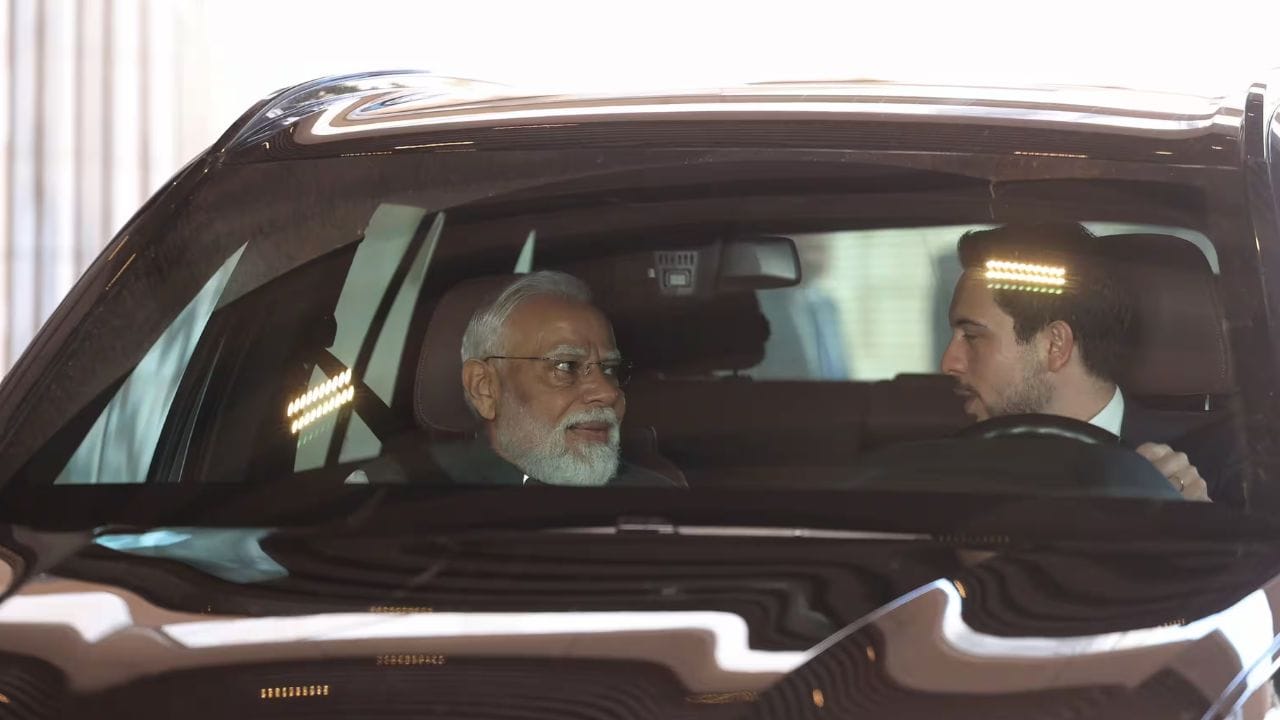 ஜோர்டானின் பட்டத்து இளவரசர் அல்-ஹுசைன் பின் அப்துல்லா II, பிரதமர் மோடியை ஜோர்டானின் அம்மான் நகரில் உள்ள ஜோர்டான் அருங்காட்சியகத்திற்கு காரில் அழைத்துச் சென்றார்.