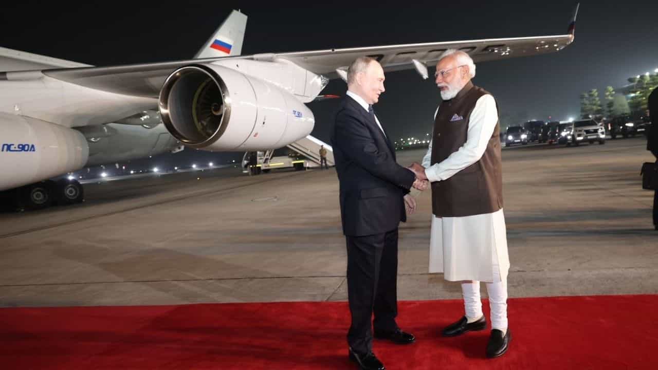 ஆரத் தழுவி வரவேற்றது முதல் பரிசளித்தது வரை.. ரஷ்ய அதிபர் புதினுக்கு பிரதமர் மோடியின் ராஜ உபசரிப்பு.. தீயாய் பரவும் புகைப்படங்கள்! ஆரத் தழுவி வரவேற்றது முதல் பரிசளித்தது வரை.. ரஷ்ய அதிபர் புதினுக்கு பிரதமர் மோடியின் ராஜ உபசரிப்பு.. தீயாய் பரவும் புகைப்படங்கள்!