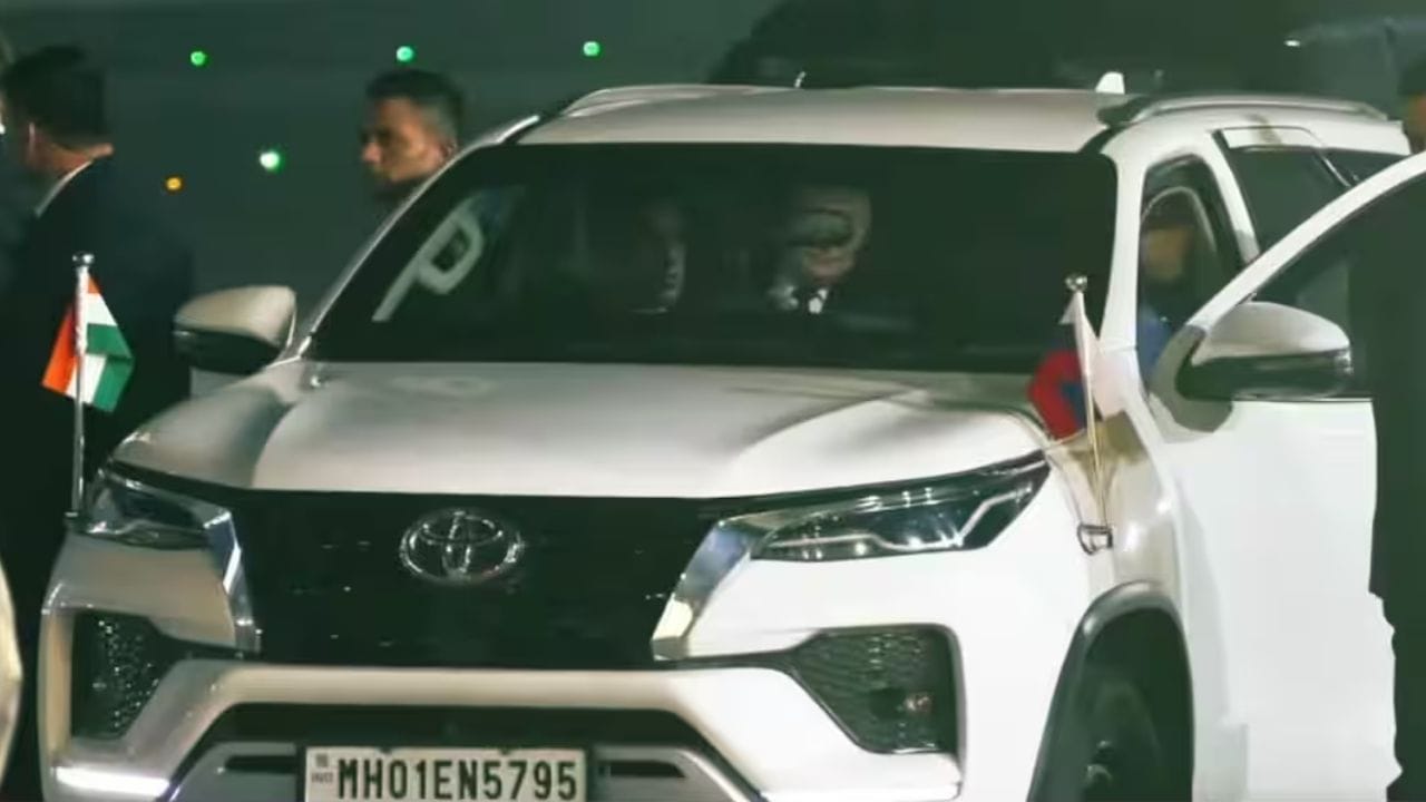 இதனிடையே, பிரதமர் மோடி நேற்று புதினுடன் பயணித்த டொயோட்டா பார்ச்சூனர் கார் அனைவரின் கவனத்தையும் ஈர்த்துள்ளது. வழக்கமாக கருப்பு நிற பார்ச்சூனர் காரில் செல்லும் பிரதமர் மோடி, நேற்றைய தினம் புதினை வரவேற்க வெள்ளை நிற பார்ச்சூனர் காரில் சென்றிருந்தார். இந்த காரின் வேகம் உள்பட அனைத்து வசதிகளும் விவிஐபி தரத்திற்காக இந்த காரில் வடிவமைக்கப்பட்டுள்ளது. இந்த காரின் பதிவெண் MH01EN5795 ஆகும்.  எனினும், சொகுசு கார்களில் செல்லாமல் பார்சூனர் காரில் இரு நாட்டு தலைவர்களும் பயணித்தது ஆச்சர்யத்தை ஏற்படுத்தியுள்ளது.