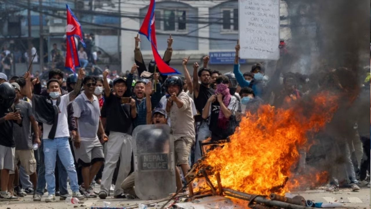 நேபாளத்தில் பிரதமர் கே.பி.சர்மா ஒலி தலைமையிலான கம்யூனிஸ்ட் கூட்டணி அரசு மீது ஊழல் புகார்கள், பொருளாதார மந்த நிலை மற்றும் வேலையில்லாத் திண்டாட்டத்தால் இளைர்கள் கடும் கோபத்தில் இருந்த நிலையில், செப்டம்பர் 4, 2025 அன்று பேஸ்புக், இன்ஸ்டாகிராம் உள்ளிட்ட 26 சமூக வலைதள செயலிகளுக்குத் தடை விதிக்கப்பட்டது. கருத்துச் சுதந்திரத்தைப் பறிக்கும் இந்த நடவடிக்கையே, நாடு தழுவிய போராட்டத்திற்கு காரணியாக அமைந்தது. நேபாளத்தின் வீதிகள் போர்க்களமாக மாறின. இதில், 60 பேர் உயிரிழந்தனர். கே.பி.சர்மா ஒலி பிரதமர் பதவியை ராஜினாமா செய்தார். தொடர்ந்து இடைக்கால அரசு அமைக்கப்பட்டு, நேபாளத்தின் முன்னாள் தலைமை நீதிபதி சுஷிலா கார்கி, நாட்டின் முதல் பெண் பிரதமராக பொறுப்பேற்றார்.