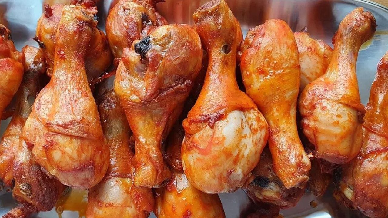 செவ்வாய்க்கிழமை மது, இறைச்சி மற்றும் அசைவ உணவுகளைத் தவிர்க்க வேண்டும். இந்த நாள் ஹனுமனுக்கும் செவ்வாய் கிரகத்திற்கும் அர்ப்பணிக்கப்பட்டுள்ளது. இந்த நாளில் இந்த உணவுகளை உட்கொள்வது மங்கள தோஷத்திற்கும் திருமணத்தில் கருத்து வேறுபாடுகளுக்கும் வழிவகுக்கும்.