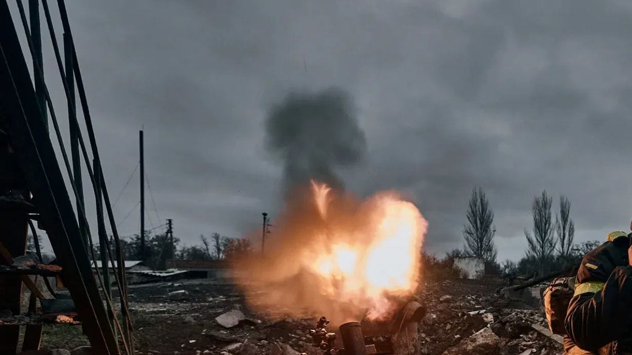 அதேபோல், 2026 ஆம் ஆண்டில், அணு ஆயுதத் தாக்குதல் நடக்கும், மனித விண்வெளித் திட்டங்கள் சரிந்து, செவ்வாய் கிரகத்தில் இருள் சூழுமா? ஒரு பெரிய நாடு அணு ஆயுதத் தாக்குதலுக்குத் தயாராகும் என்று அவர் கூறினார். மேலும், 2026 ஆம் ஆண்டில், வெப்பம் அதிகமாக இருக்கும். பல இடங்கள் பாலைவனங்களாக மாறும். பின்னர், கனமழை மற்றும் வெள்ளத்தால் மக்கள் சிரமங்களைச் சந்திப்பார்கள்.