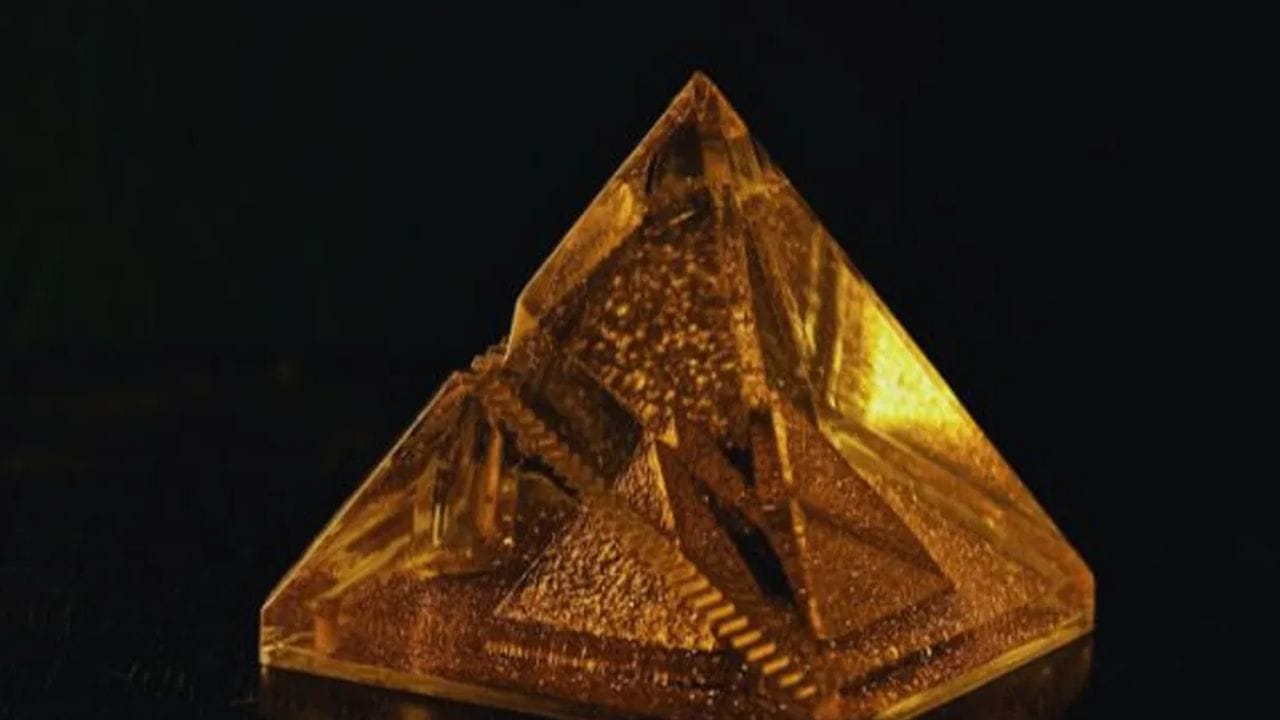 பிரமிட்: நீங்கள் பணிபுரியும் அலுவலகத்தில் உங்கள் மேஜையில் ஒரு பிரமிடு இருப்பது மிகவும் மங்களகரமானது. அது உங்கள் வளர்ச்சிக்கு பங்களிக்கிறது. இது அலுவலகத்தில் உங்களுக்கு அமைதியான சூழ்நிலையை உருவாக்குகிறது.