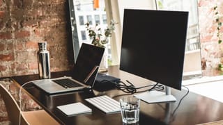 அலுவலகத்தில் பாசிட்டிவ் சிந்தனை வேண்டுமா? இந்த வாஸ்து விஷயங்களை மேஜையில் வைங்க!