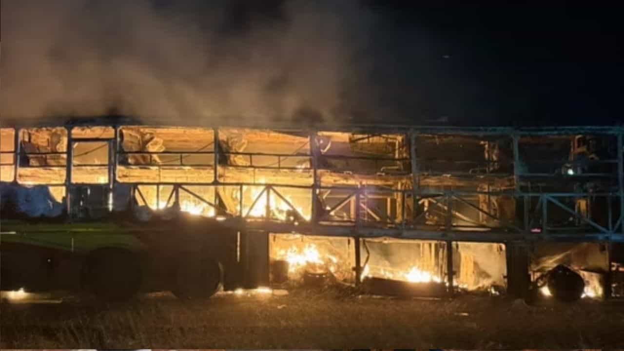 ஆம்னி பேருந்து - லாரி நேருக்கு நேர் மோதி கோர விபத்து.. 10 பேர் உடல் கருகி பலி!!