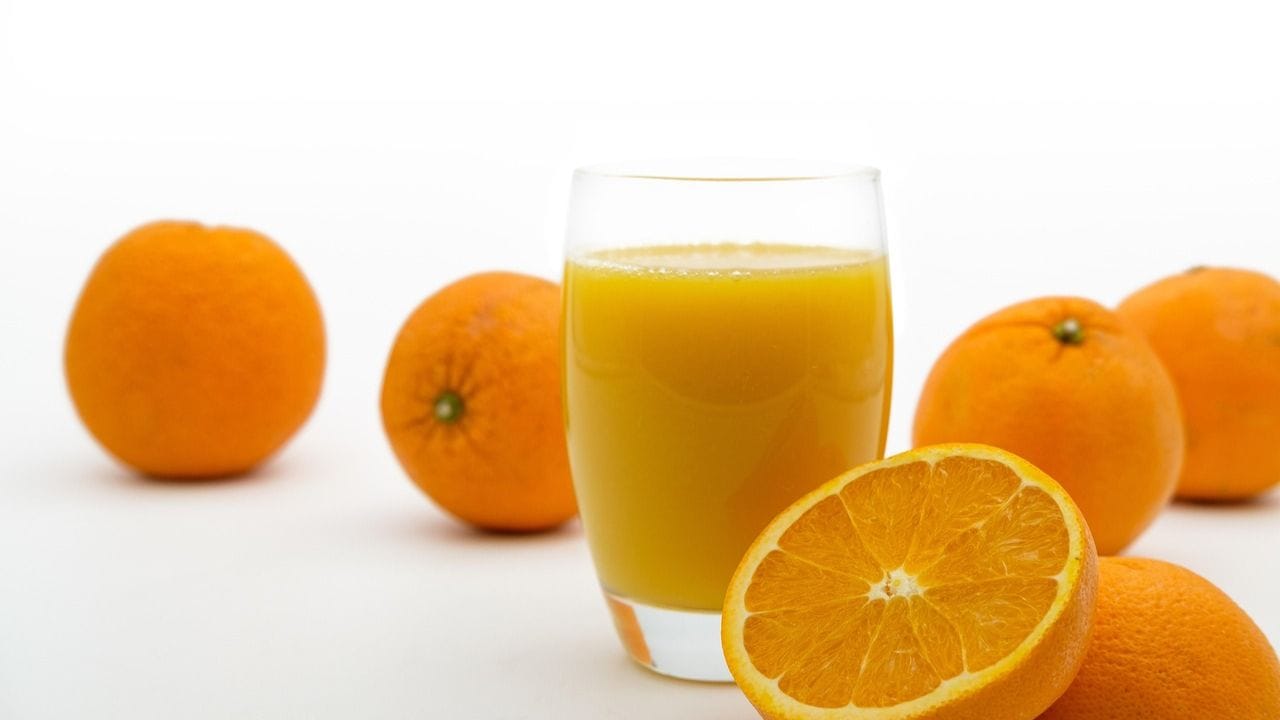 ஆரஞ்சு பழத்தில் உள்ள அதிக அளவு நார்சத்து உங்கள் இரத்தத்தில் உள்ள தேவையற்ற சர்க்கரையினை குறைக்க உதவுகின்றது.எனவே இரத்த சர்க்கரையின் அளவினை கட்டுக்குள் வைக்க தினமும் ஆரஞ்சு பழத்தினை உண்டு வாருங்கள்.