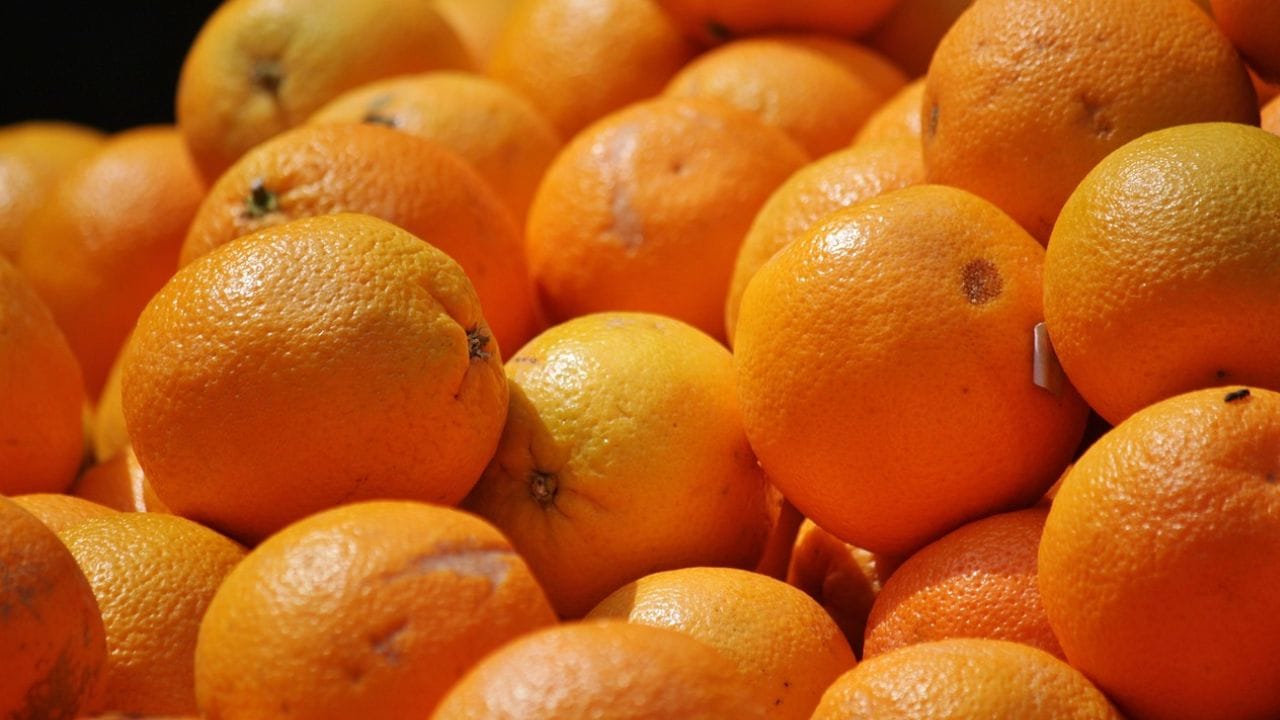 ஆரஞ்சு பழத்தில் ஆண்டி ஆக்ஸிடெண்ட்ஸ் அதிக அளவில் இருக்கிறது. இது தொடர்ந்து சாப்பிட்டு வந்தால் உடலில் புற்றுநோய் செல்கள் ஏற்படாமல் தடுக்கும்.