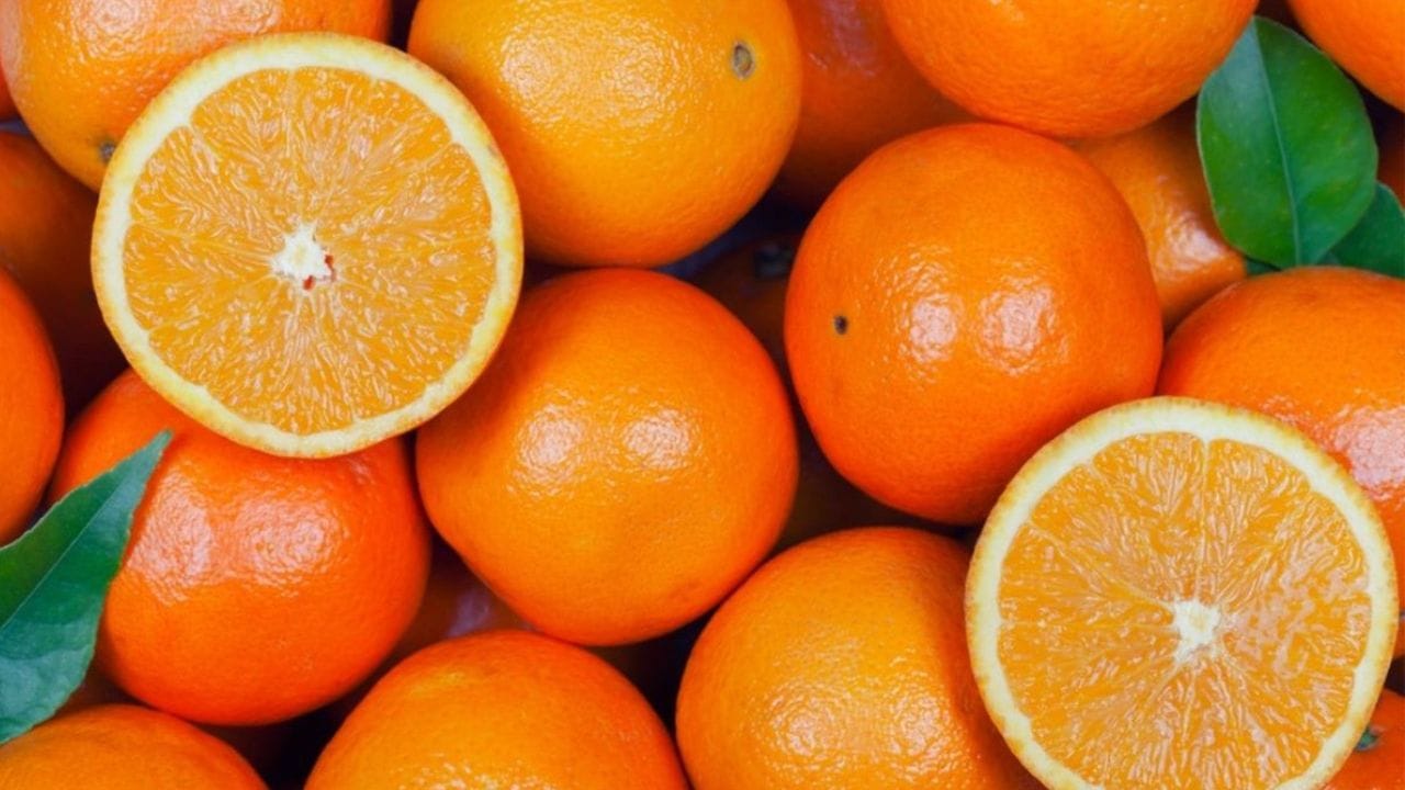 ஆரஞ்சு பழத்தில் ப்ரோடீன், நார்ச்சத்துக்கள், வைட்டமின் சி, போலெட்ஸ், தையாமின், பொட்டாசியம், வைட்டமின் எ, கால்சியம், வைட்டமின் பி-6, மெக்னீசியம் போன்ற சத்துக்கள் அதிக அளவில் நிறைந்துள்ளது.