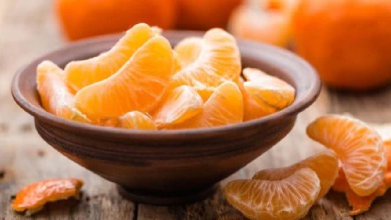 பொதுவாக ஆரஞ்சு பழத்தில் அதிக அளவு சத்துக்கள் நிறைந்துள்ளது. குறிப்பாக இந்த பழத்தில் வைட்டமின் சி அதிகமாக இருப்பதால் நோய் எதிர்ப்பு சக்தி அதிகரிக்க இது உதவும். 
