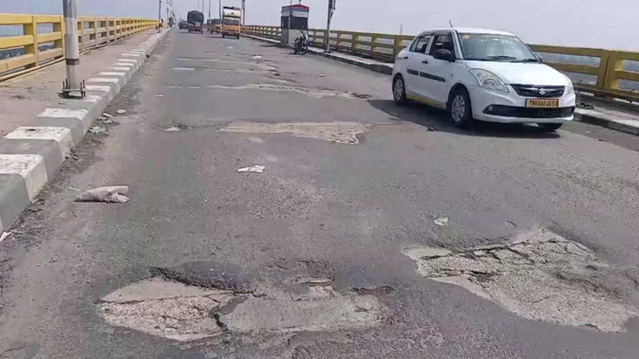 பாம்பன் பாலத்தில் ஆங்காங்கே பள்ளம்.. விபத்து அபாயத்தால் அச்சம்!