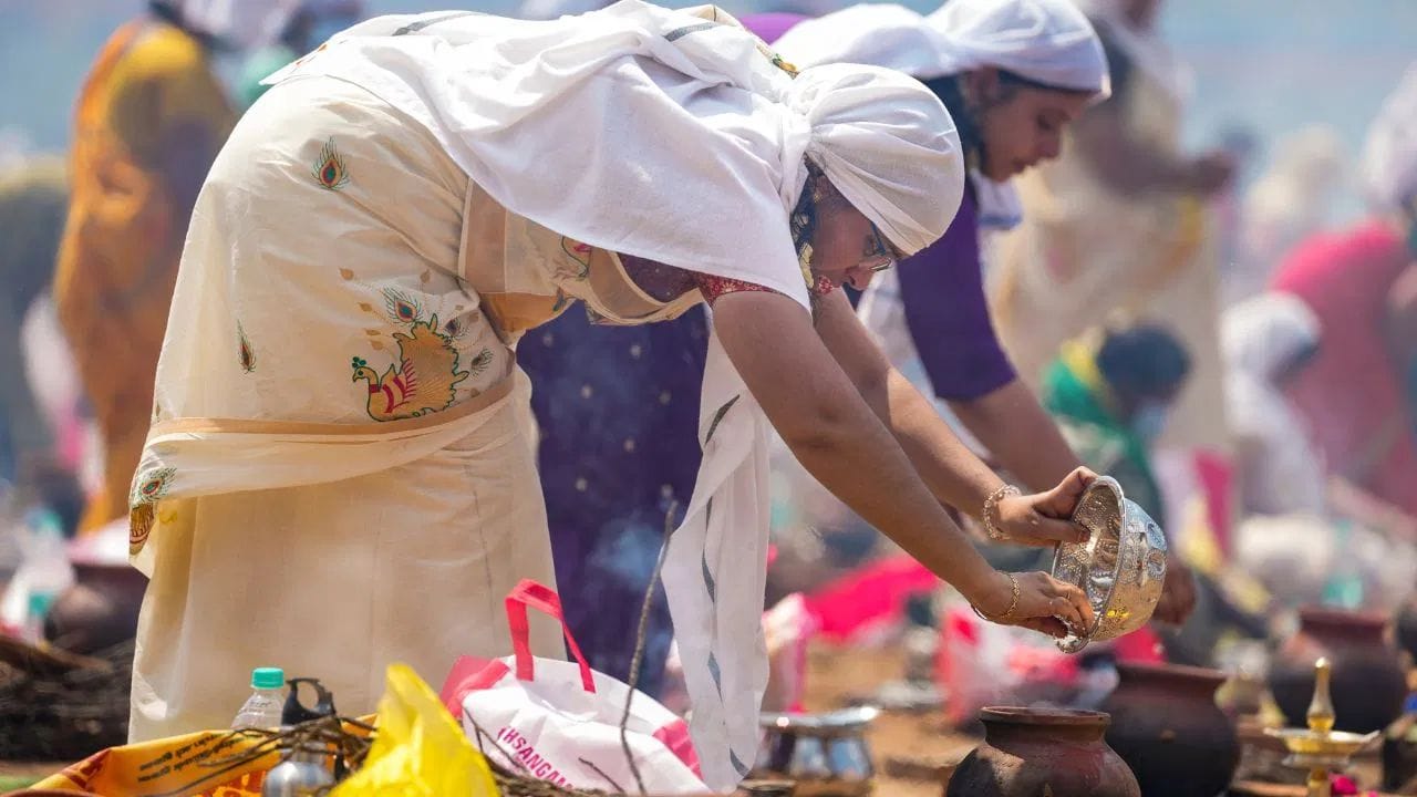 எனவே 2026 ஆம் ஆண்டு பொங்கல் பண்டிகைக்கு ஒரு ரேஷன் அட்டைக்கு ரூ.5,000 பரிசு வழங்க வேண்டும் என்று கூட்டுறவுத்துறை, உணவுத்துறை மற்றும் நிதித்துறை அமைச்சர்கள் வலியுறுத்தியுள்ளனர். இந்த நிலையில், 2026 பொங்கல் பரிசு தொடர்பான அதிகாரப்பூர்வ அறிவிப்பு விரைவில் வெளியாகும் என எதிர்ப்பார்க்கப்படுவது குறிப்பிடத்தக்கது.