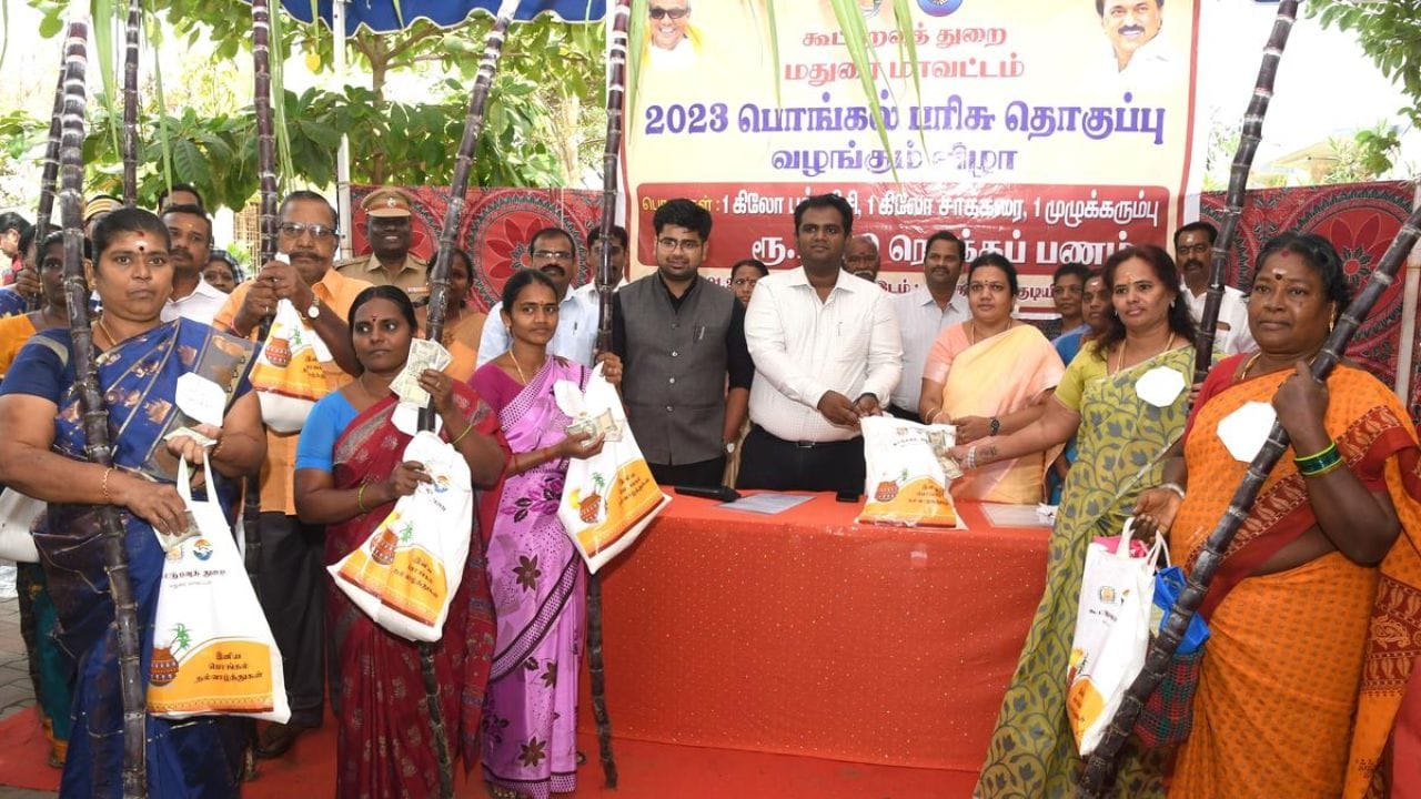 அதாவது, தமிழக அரசின் பொங்கல் தொகுப்பு தற்போது தயாராக உள்ளது. அதன் விநியோகம் விரைவில் தொடங்க உள்ளது. அதன்படி, ஜனவரி 10, 2026-க்குள் அனைத்து குடும்ப அட்டை தாரர்களுக்கும் பொங்கல் சிறப்பு தொகுப்பு வழங்கப்படும் என்று அவர் தெரிவித்துள்ளார்.