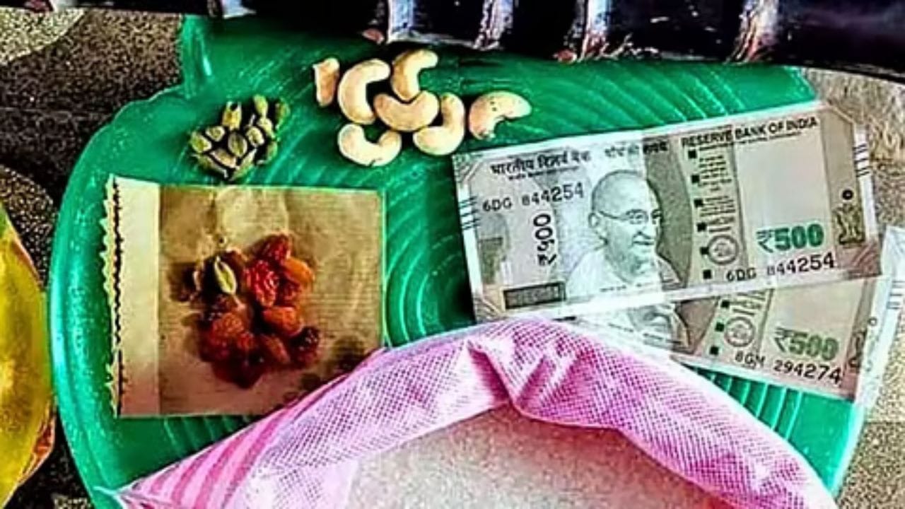 டிசம்பர் மாதம் முடிவடைய உள்ள நிலையில், இன்னும் சில நாட்களில் ஜனவரி மாதம் தொடங்க உள்ளது. இதன் காரணமாக பொதுமக்கள் மத்தியில் பொங்கள் சிறப்பு தொகுப்பு மற்றும் பரிசுக்கான எதிர்ப்பார்ப்பு அதிகரித்துள்ள நிலையில், அது குறித்து முக்கிய தகவல் வெளியாகியுள்ளது.